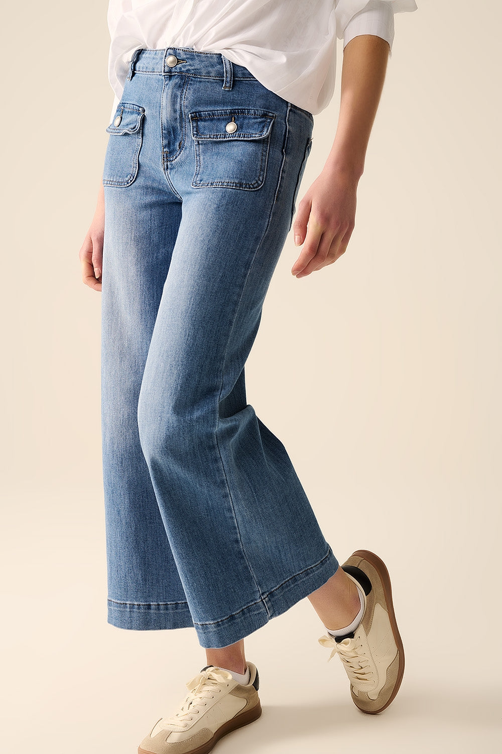 Straight jeans with back pockets at the front