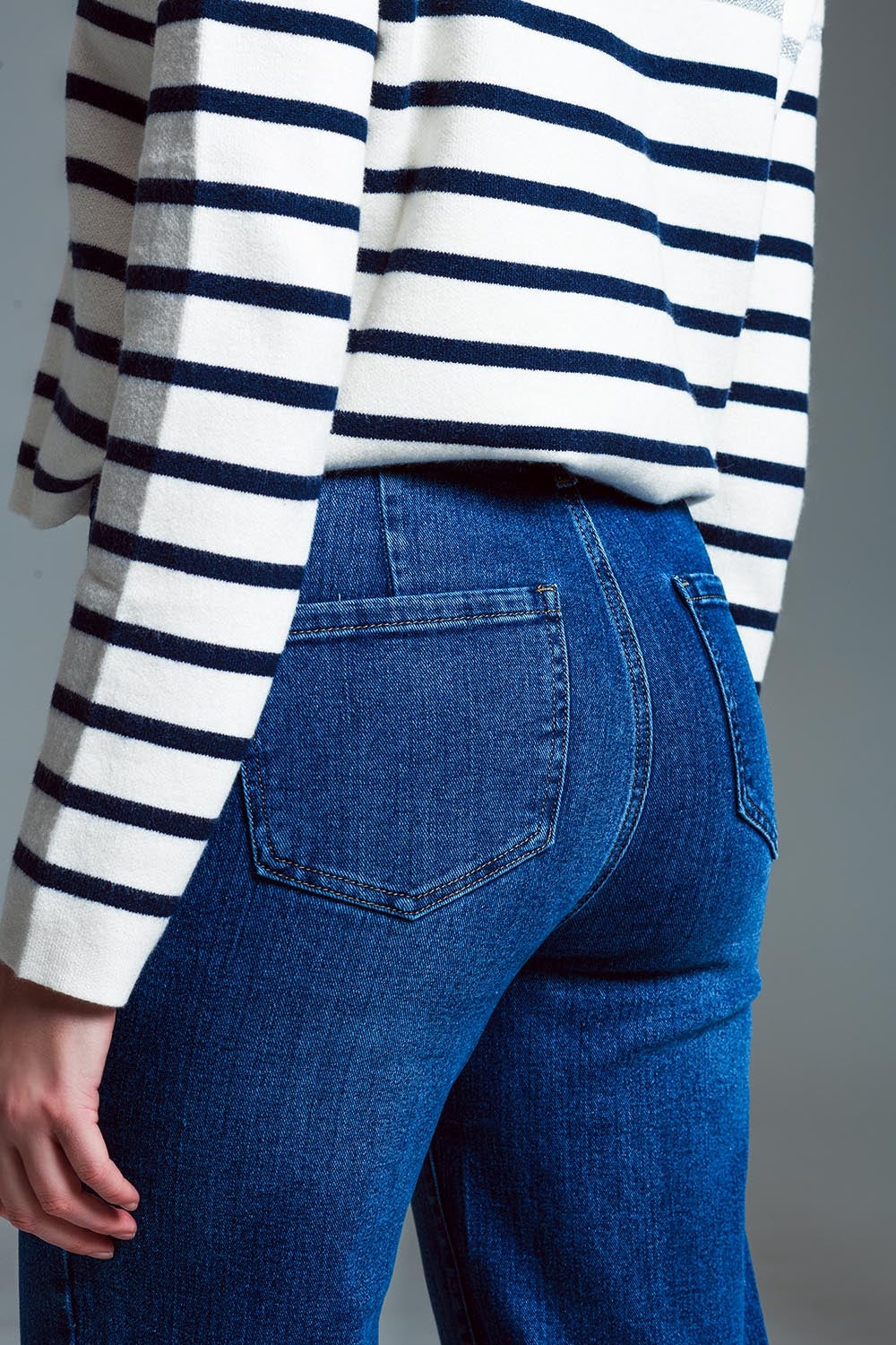 Calça de ganga reta com Bolsos Frontais em Estilo Marinho e Lavagem Média