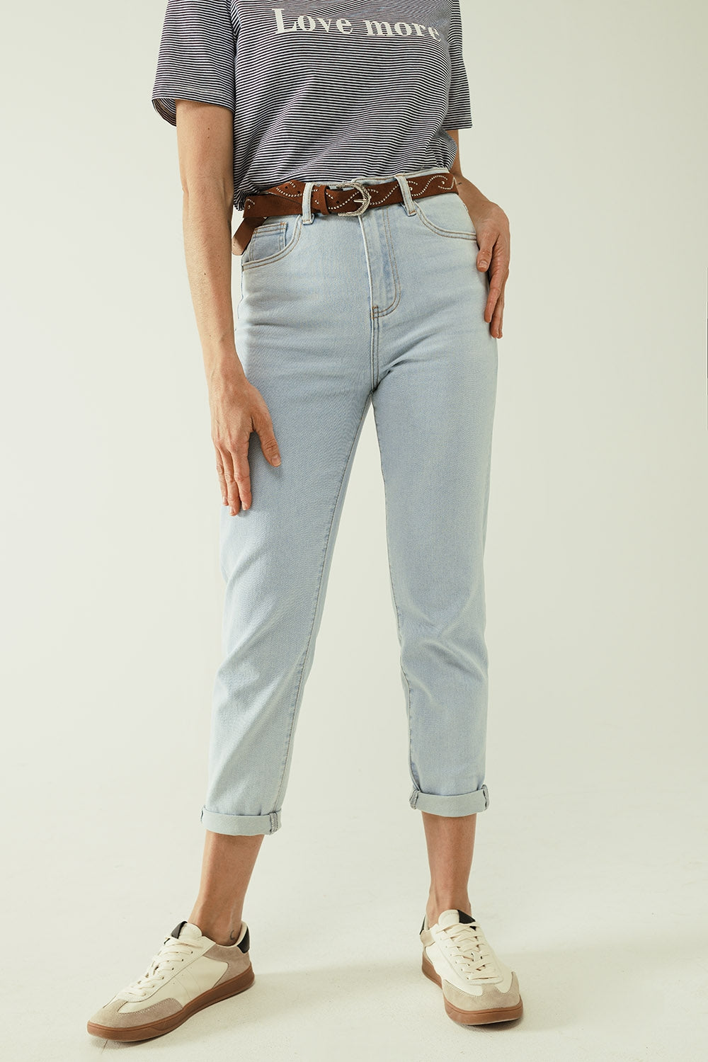 Calça de ganga direita azul claro com bainha e cinco bolsos