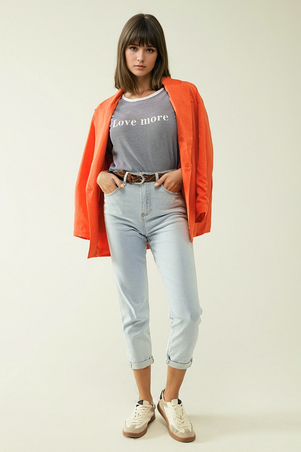 Calça de ganga direita azul claro com bainha e cinco bolsos