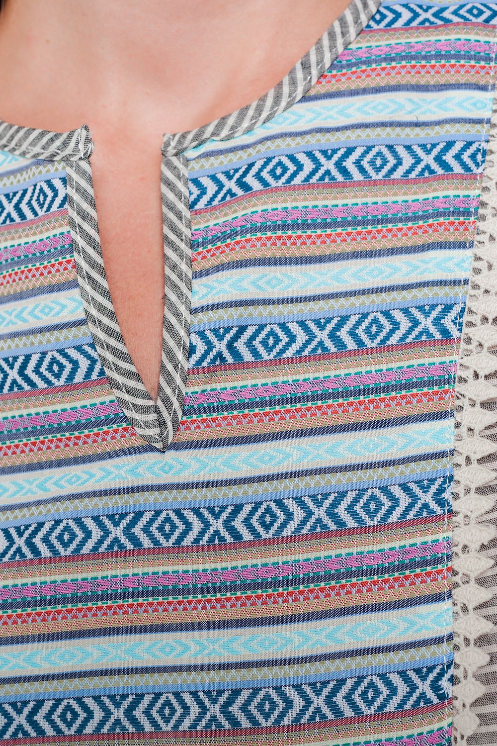 Blusa cinzenta às riscas com detalhe frontal multicolorido