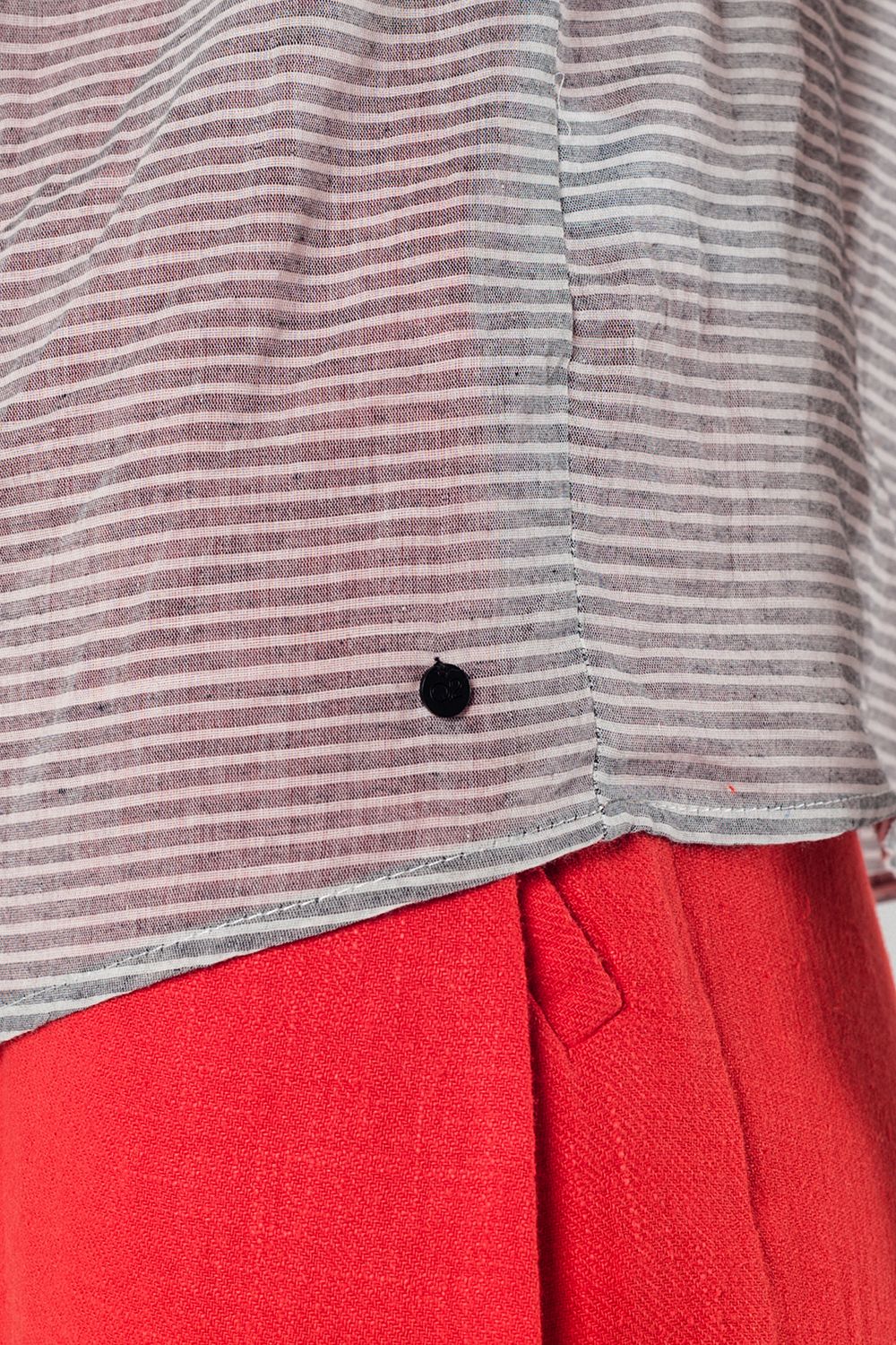Blusa cinzenta às riscas com detalhe frontal multicolorido