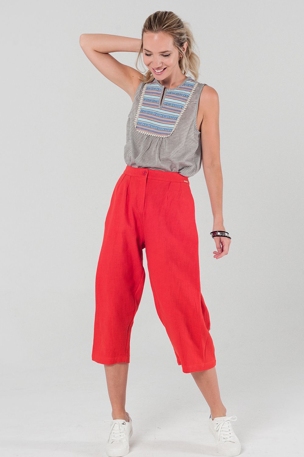 Blusa cinzenta às riscas com detalhe frontal multicolorido