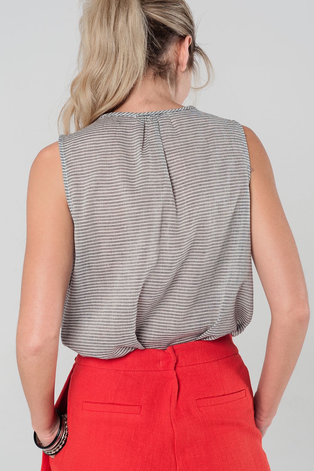 Blusa cinzenta às riscas com detalhe frontal multicolorido