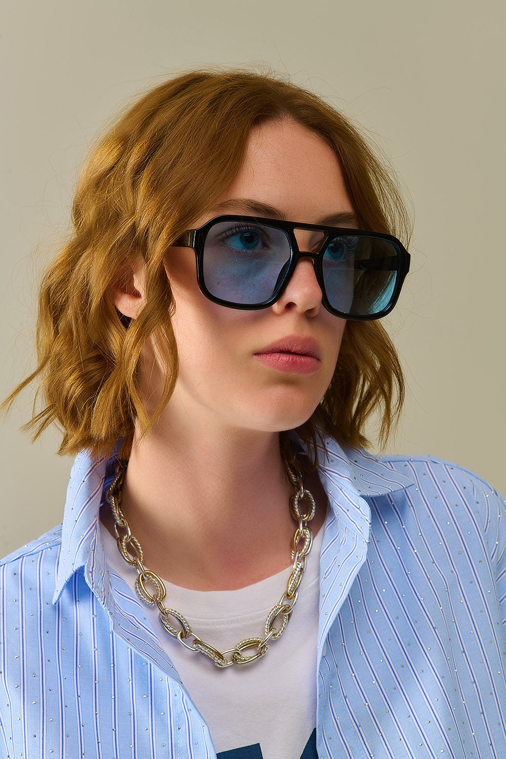 Zonnebril met zwart montuur en blauwe glazen