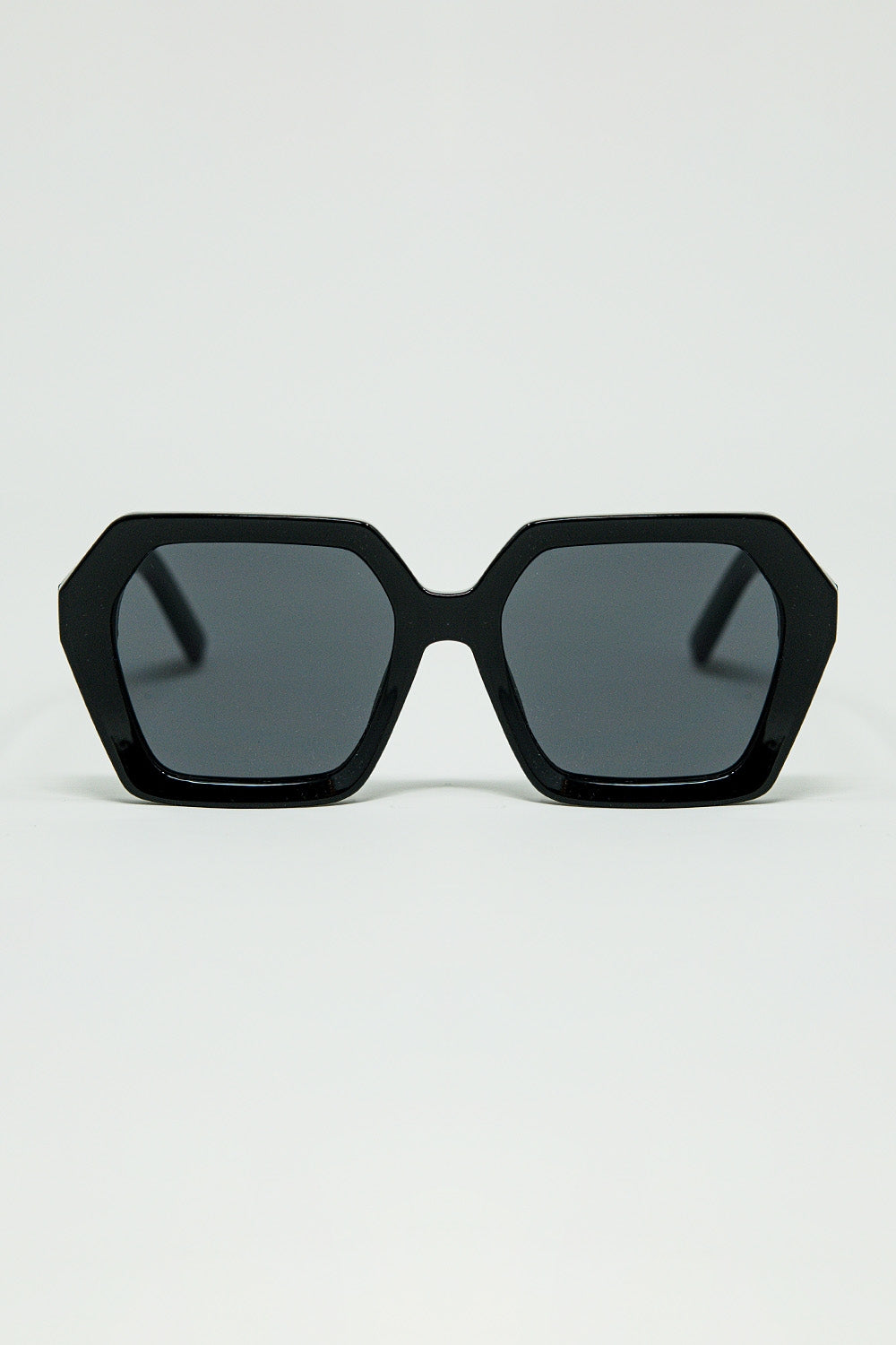 Q2 Sunglasses with geometric frames in black
