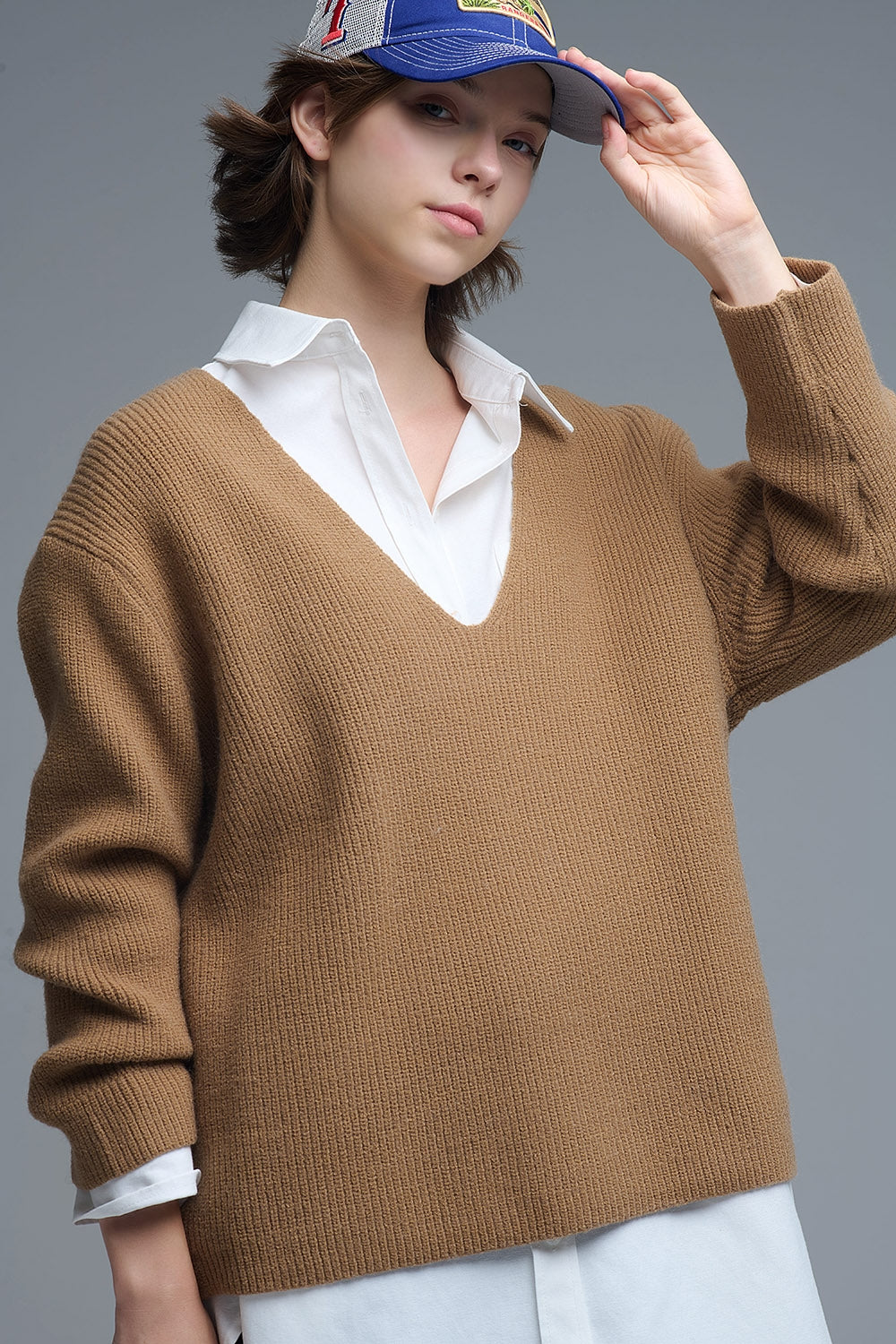 Q2 Super oversized Thin V-neck Sweater in Camel