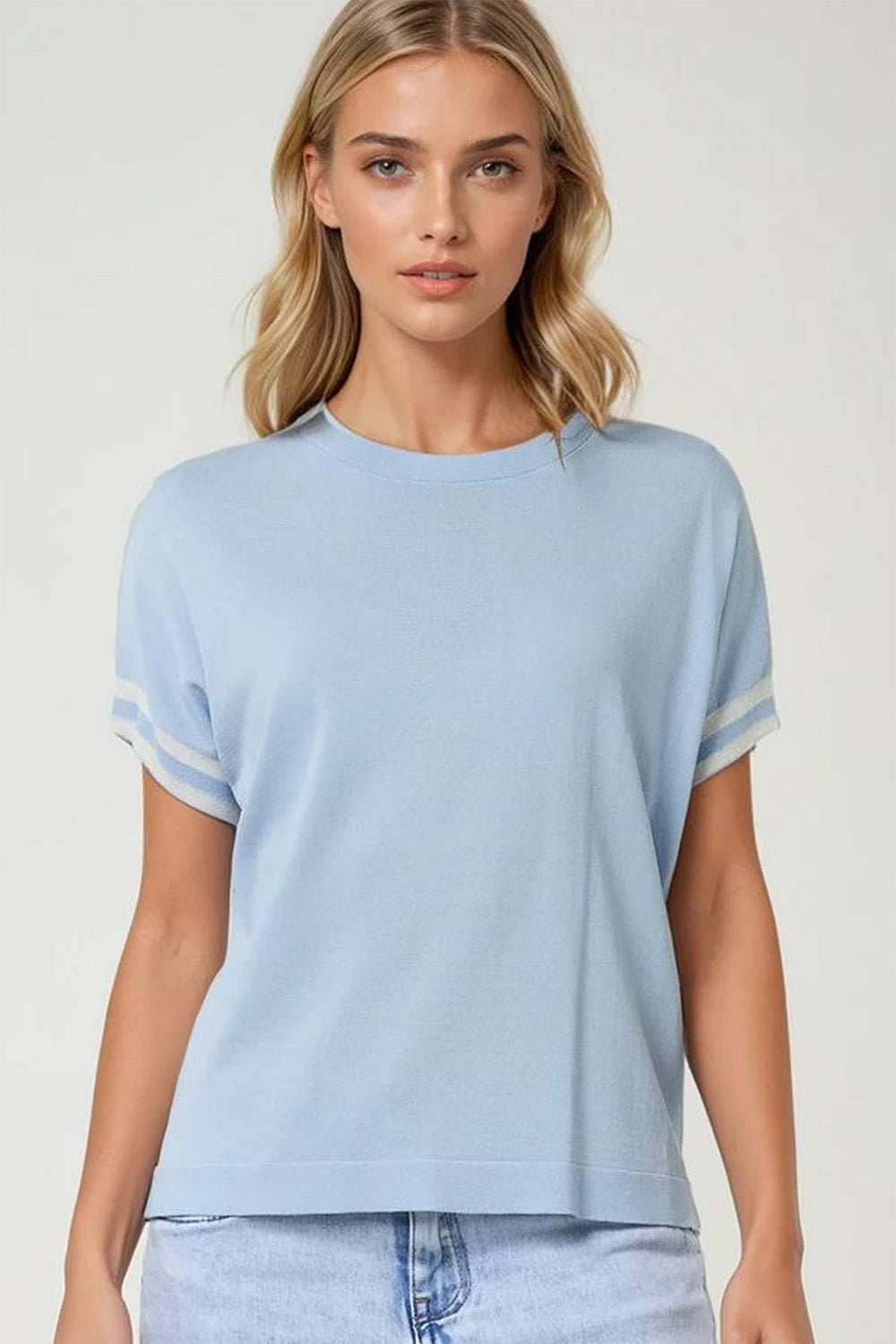 Trui in babyblauw met wit contrastdetail