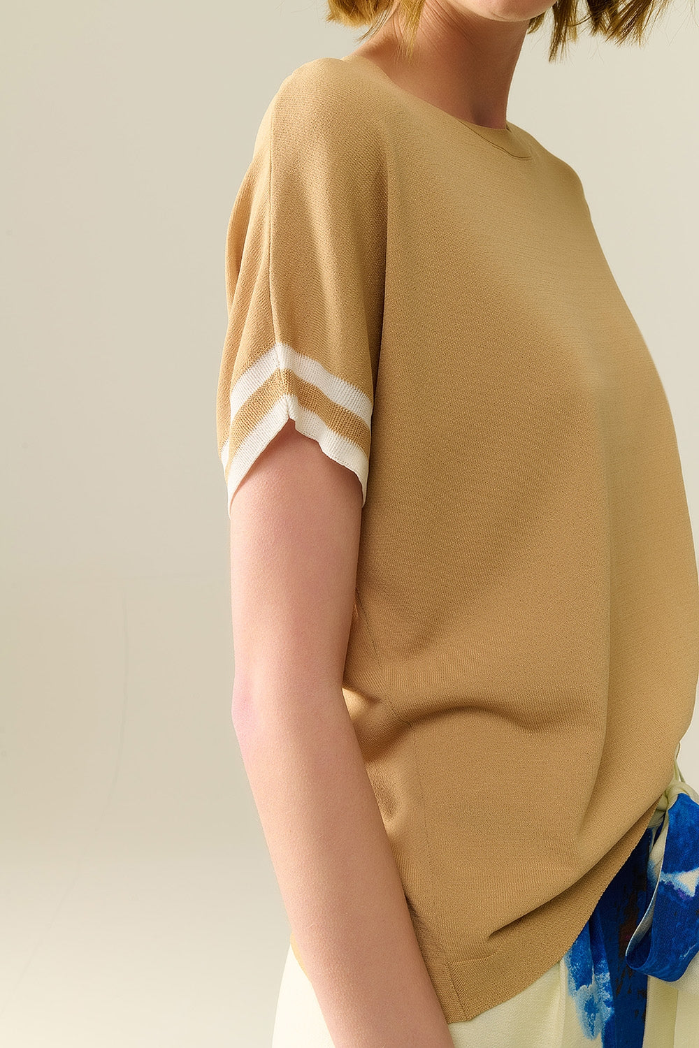 Trui in camel met wit contrastdetail