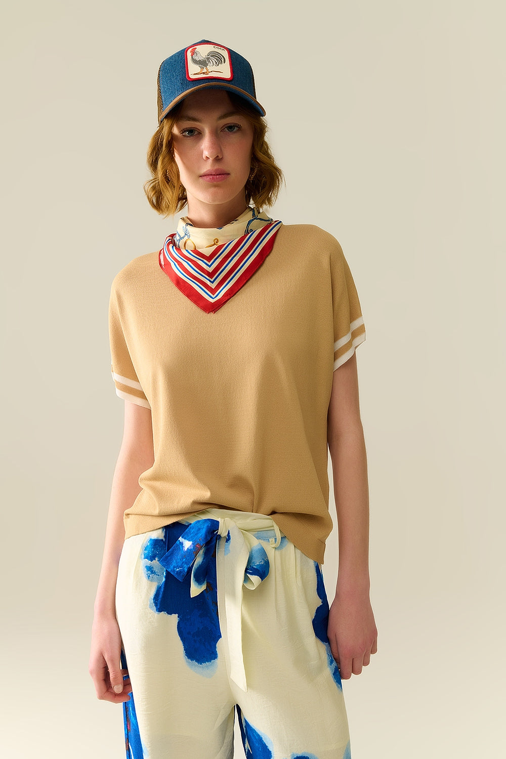 Trui in camel met wit contrastdetail