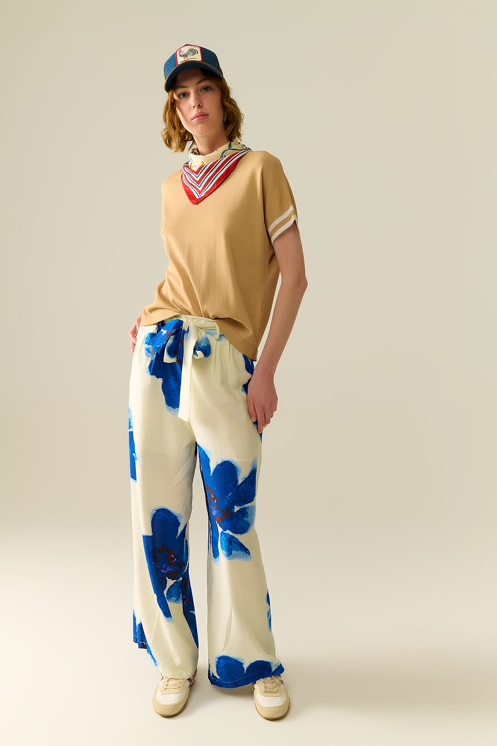 Trui in camel met wit contrastdetail