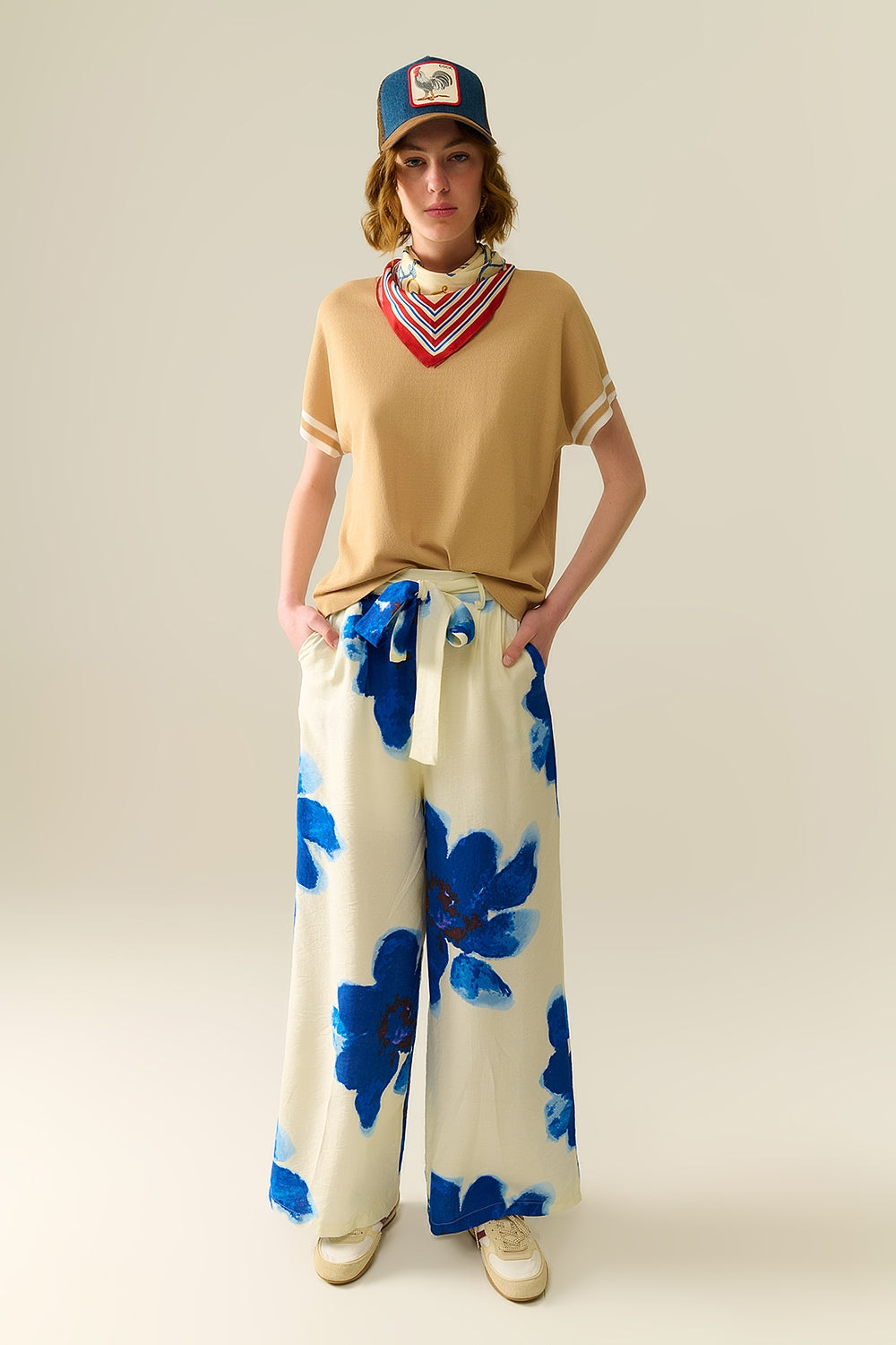 Trui in camel met wit contrastdetail