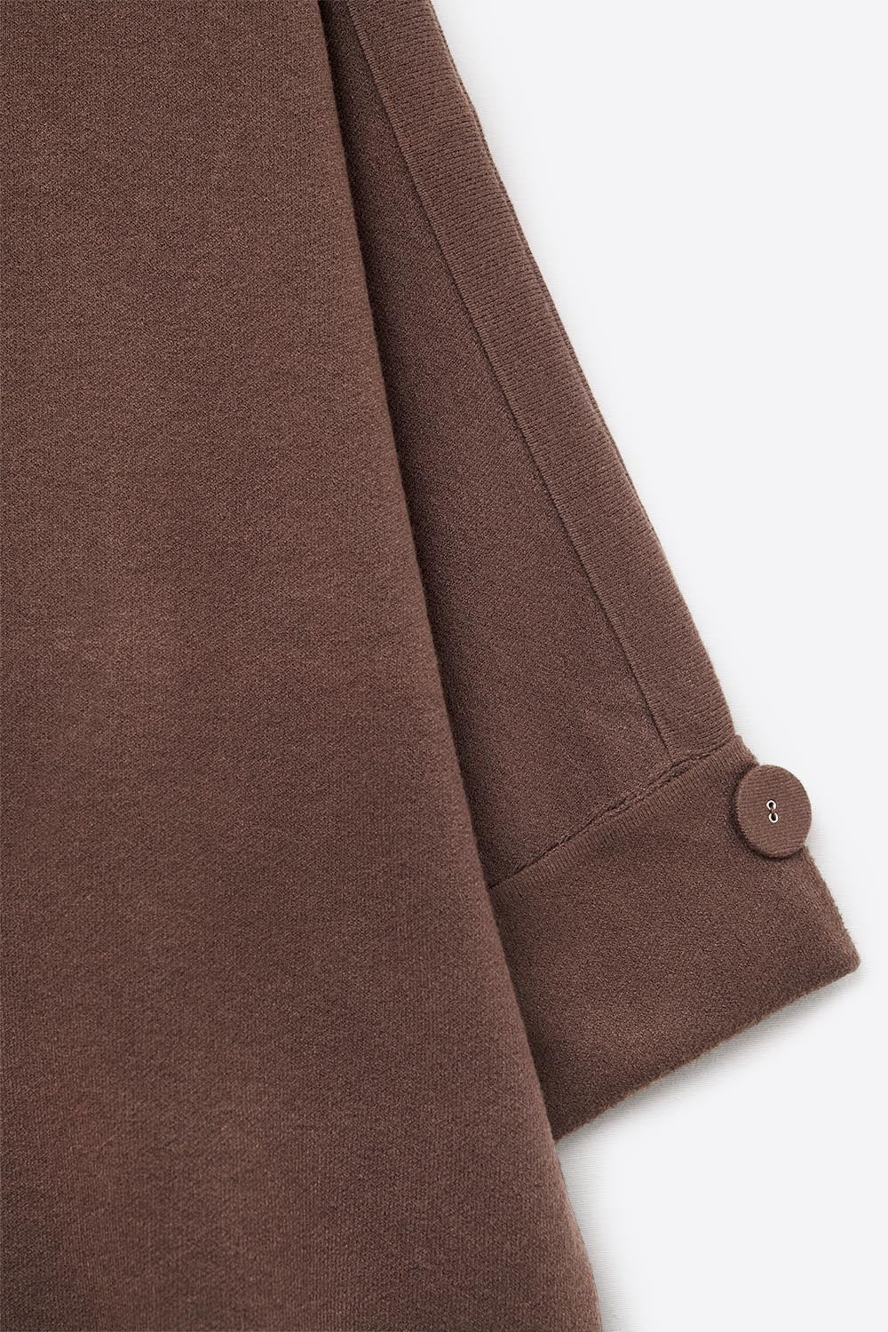 Camisola vermelha com riscas azuis e gola redonda branca