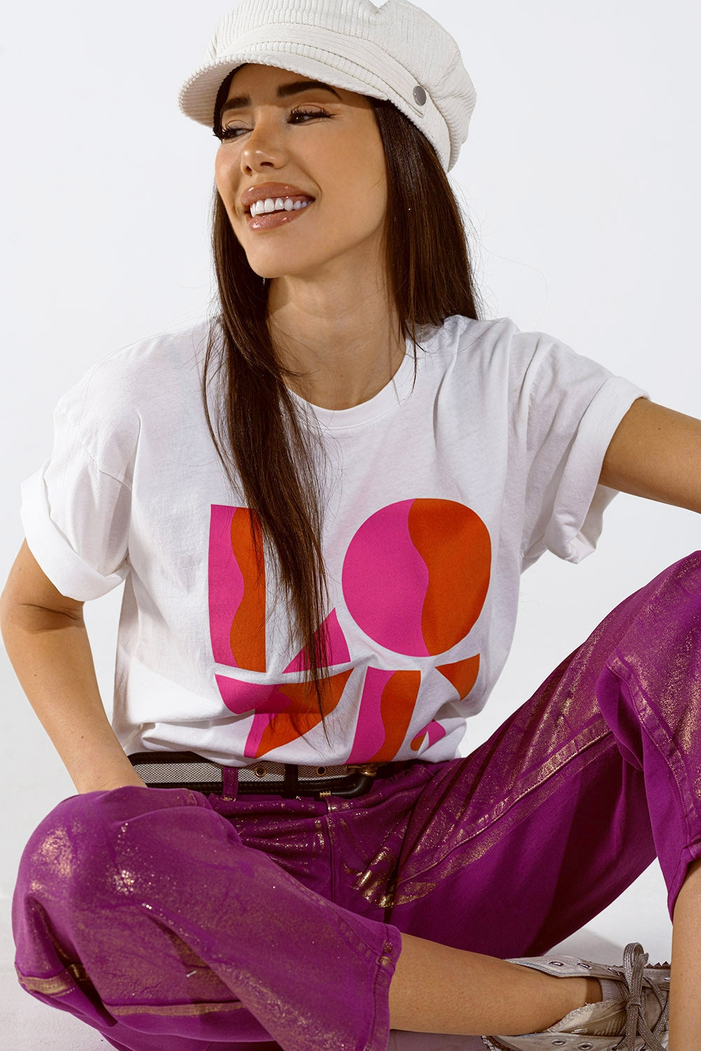T-shirt com estampa digital LOVE art déco na cor branca