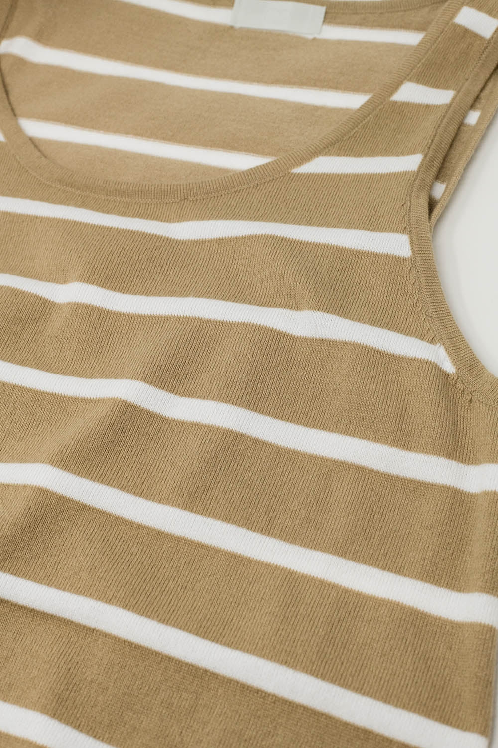 Vestido comprido sem mangas com decote redondo em bege com riscas brancas