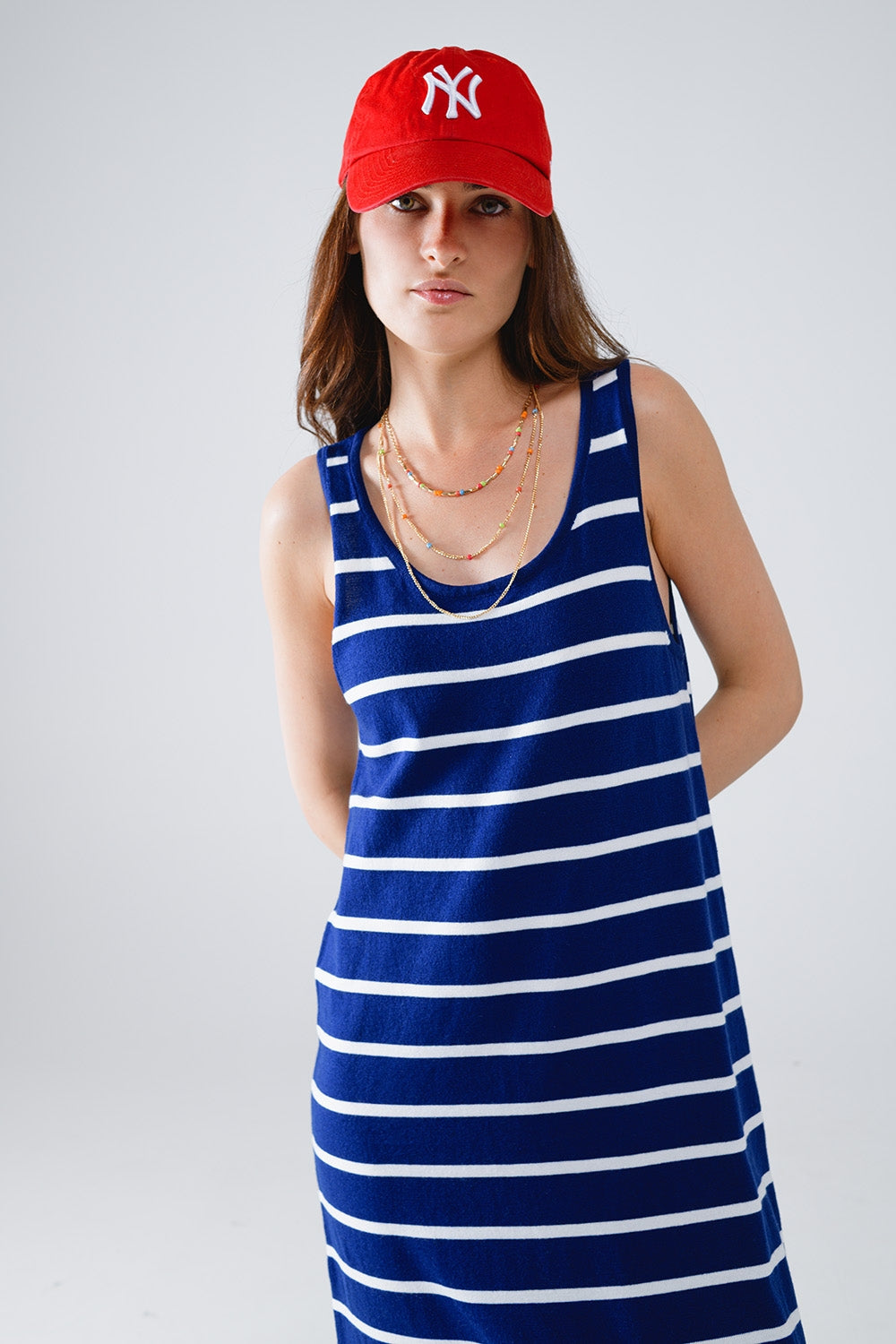 Vestido comprido com decote redondo e alças finas, azul marinho e riscas brancas