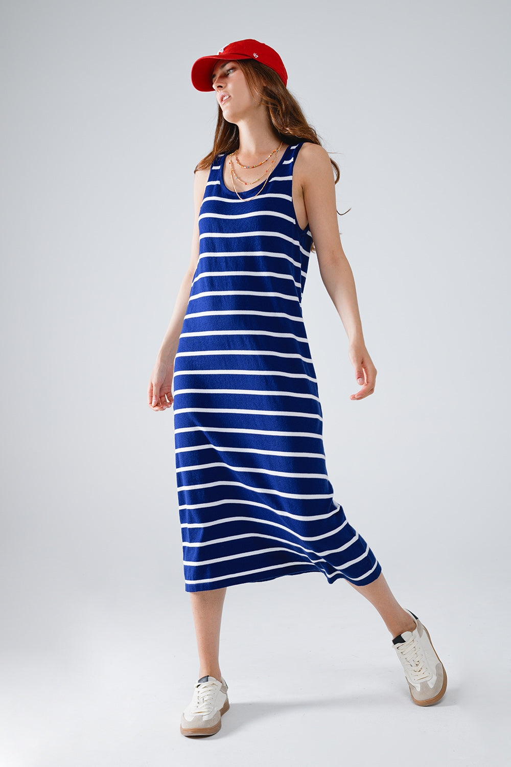 Vestido comprido com decote redondo e alças finas, azul marinho e riscas brancas