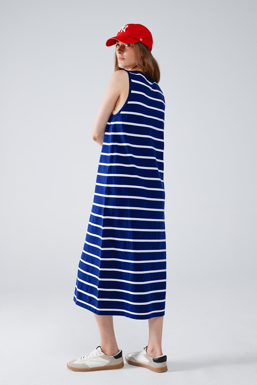 Vestido comprido com decote redondo e alças finas, azul marinho e riscas brancas