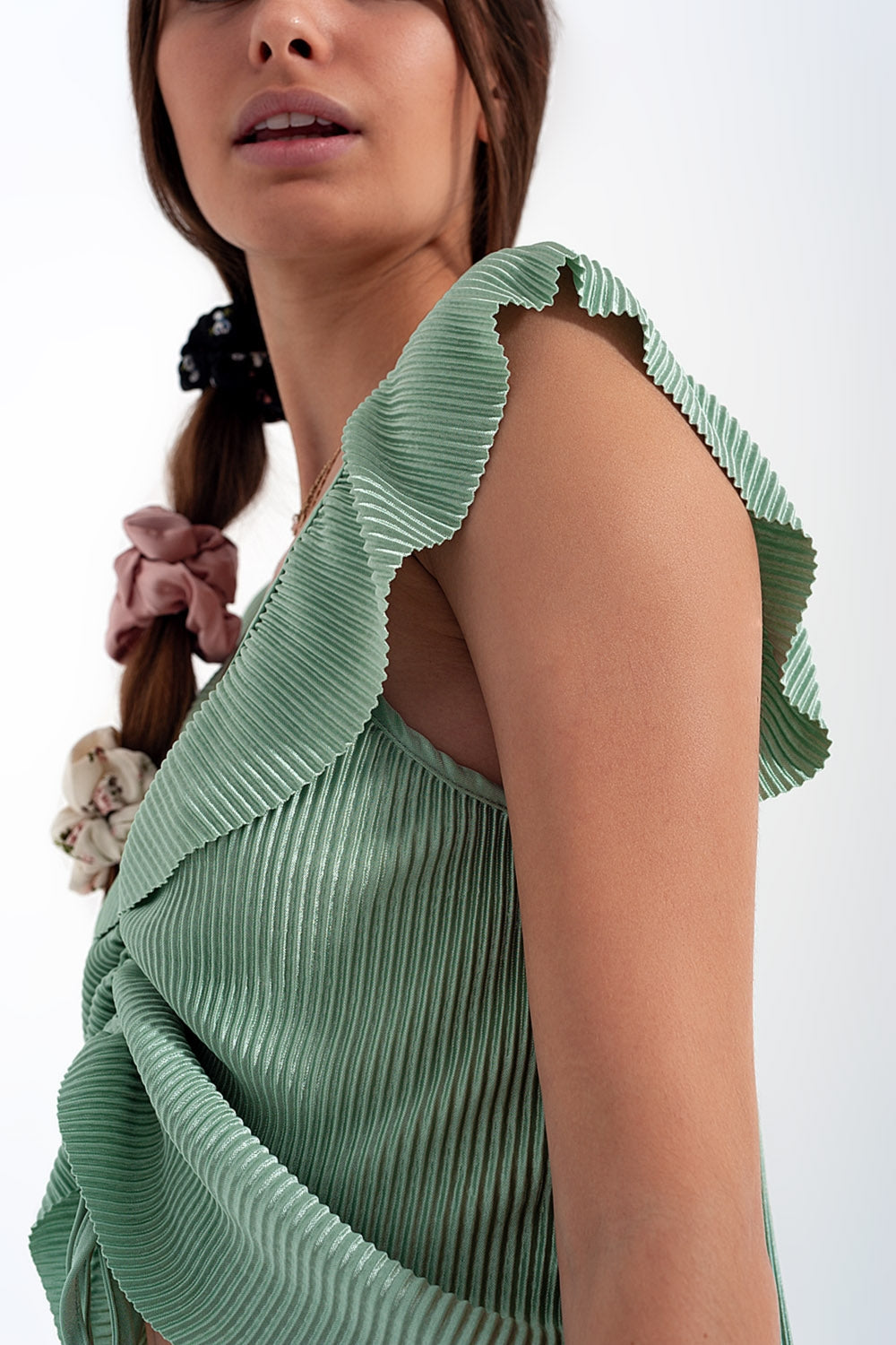 Top curto com atilhos à frente, detalhe franzido e manga volumosa, verde