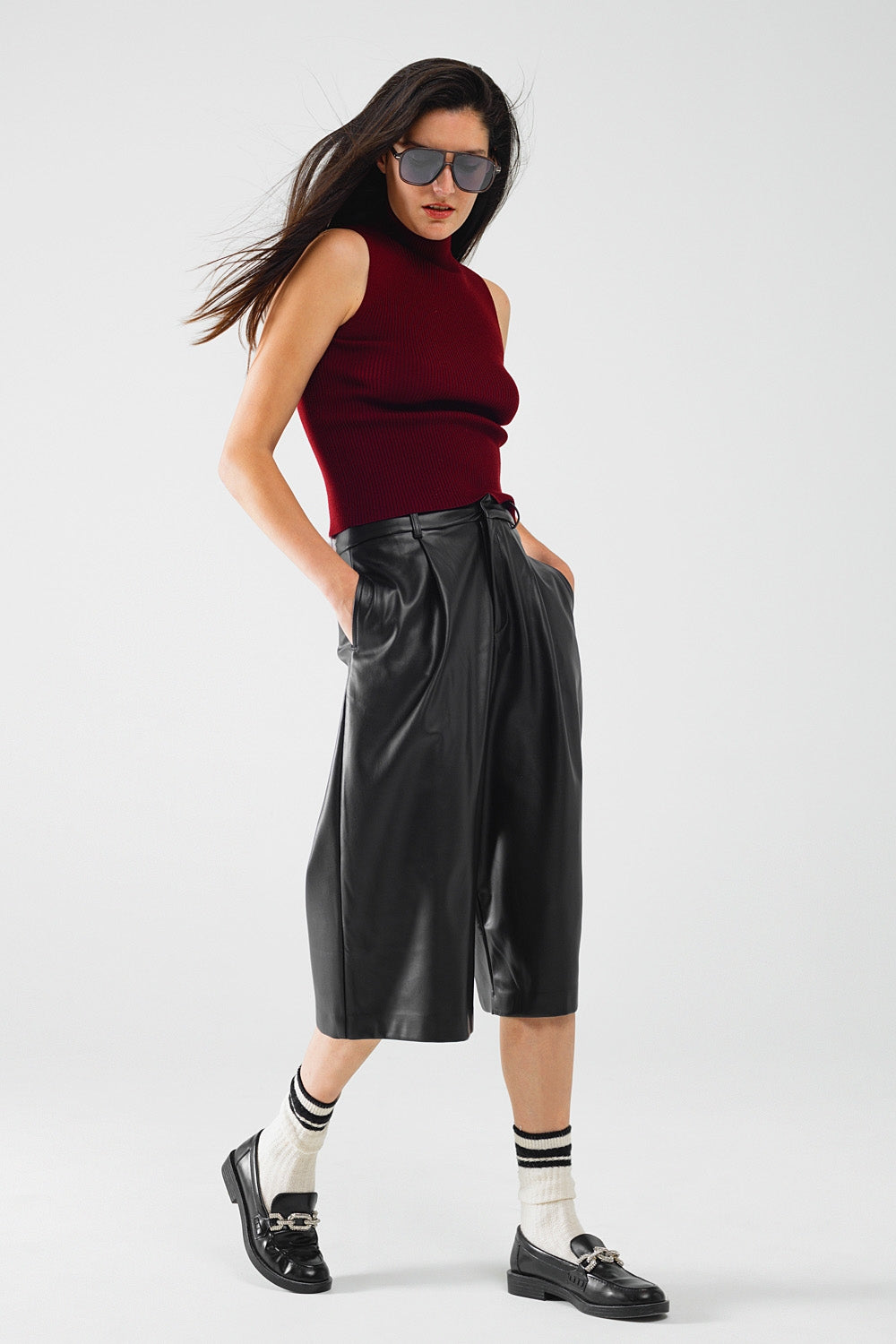 Blusa gola alta canelada em cor bordeaux
