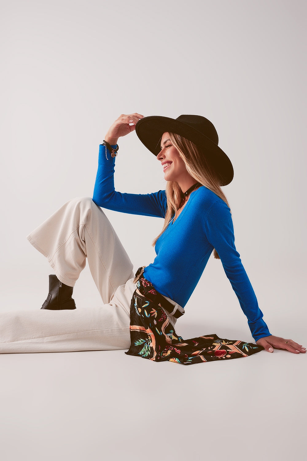 V neck fine knit jumper in blue