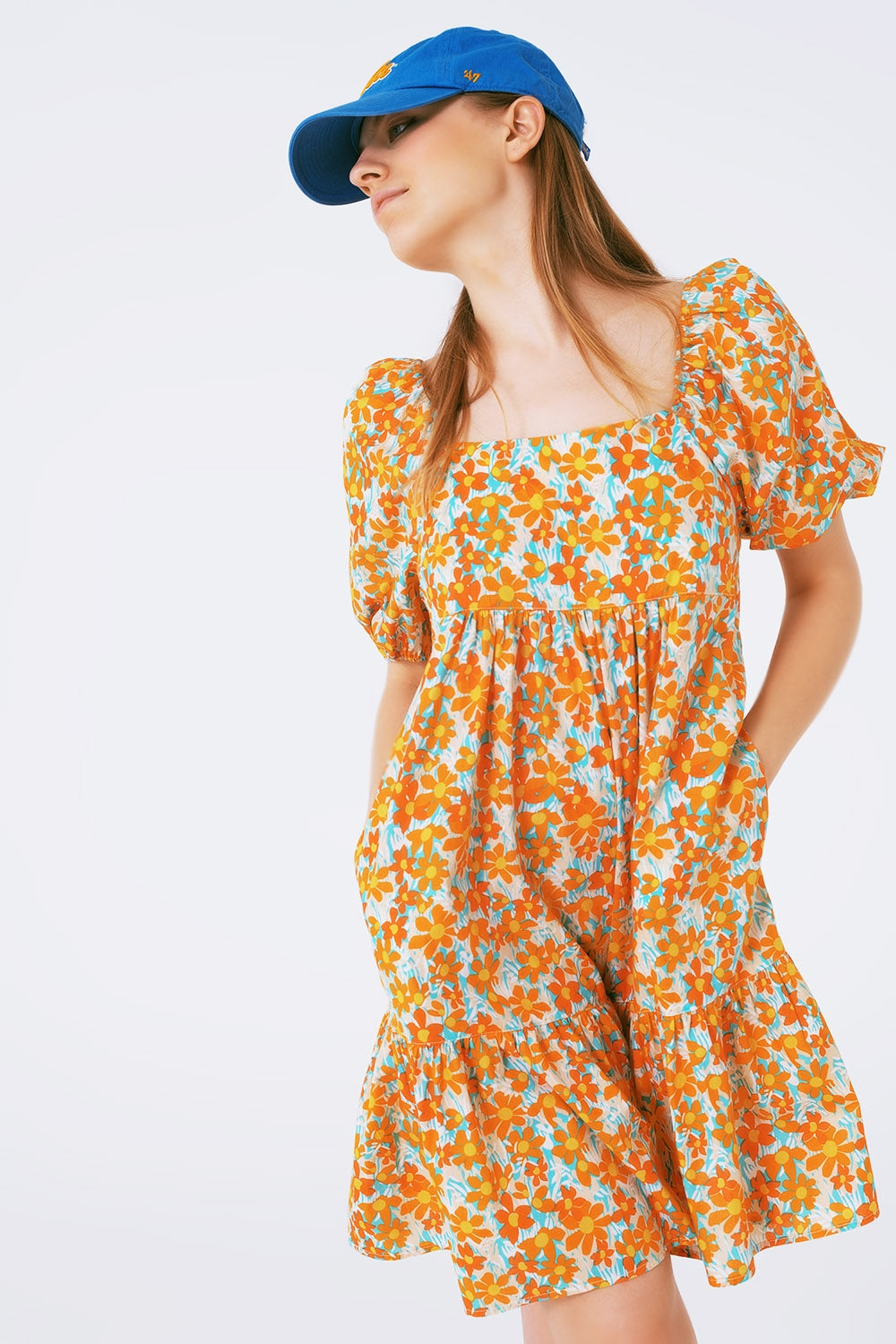 Vestido corto amplio estampado de flores y mangas abullonadas