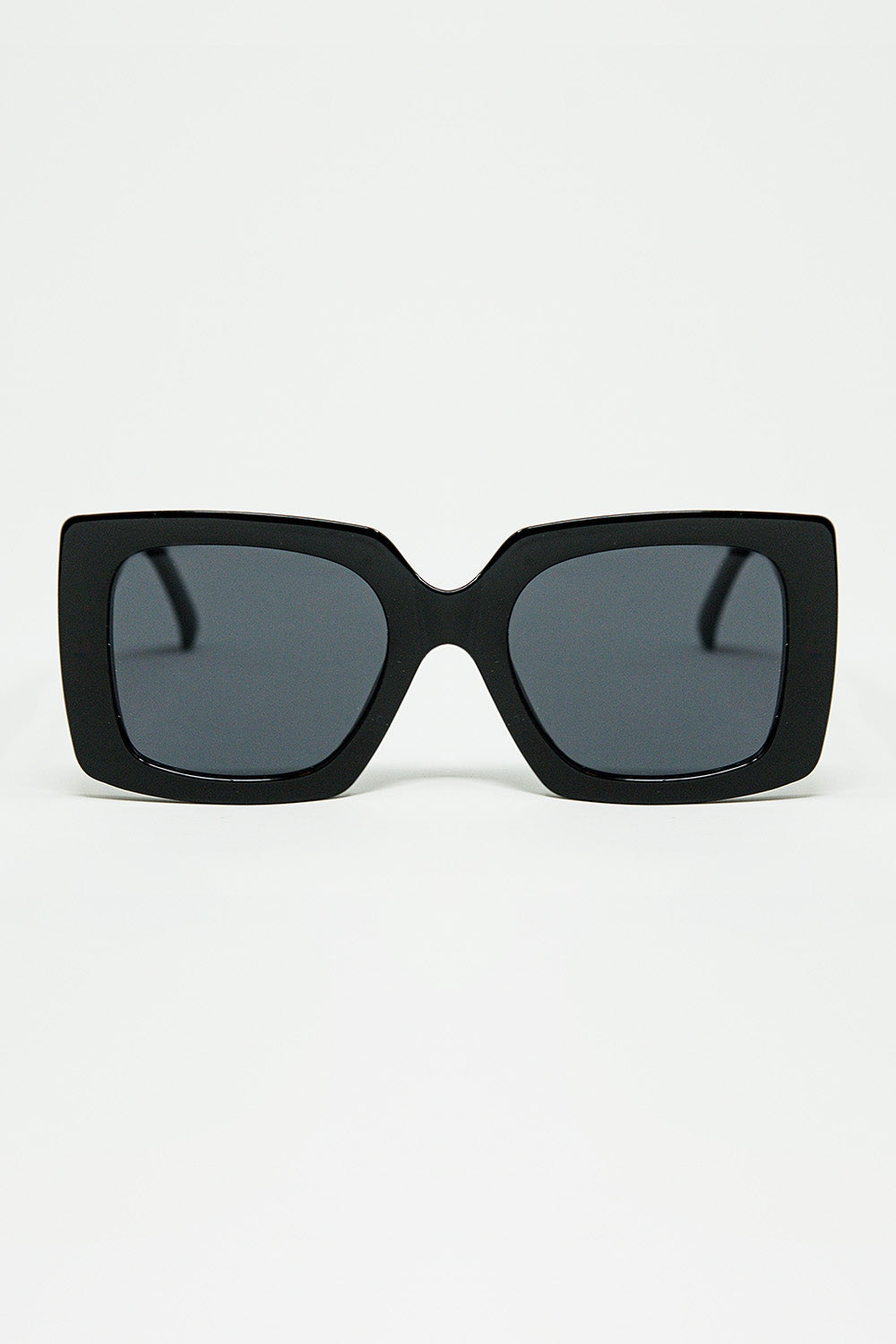 Q2 vintage silhouette sunglasses with a subtle angled cat-eye in black