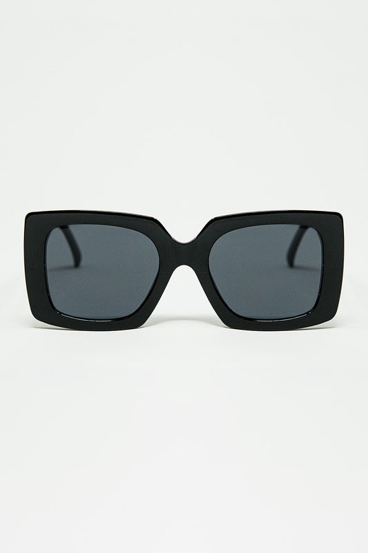 Q2 vintage silhouette sunglasses with a subtle angled cat-eye in black