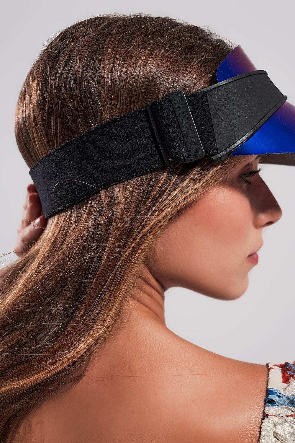 Boné com viseira azul