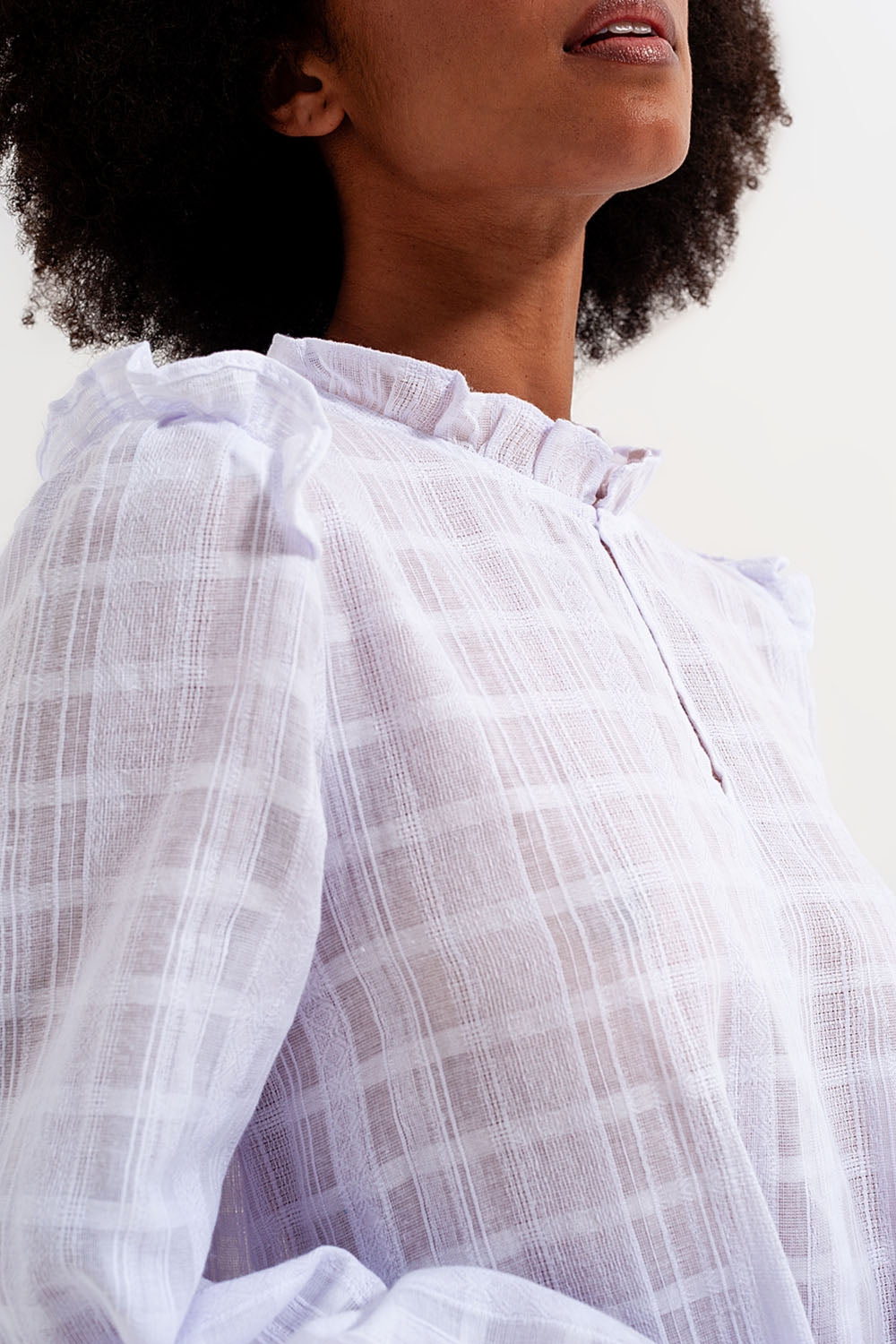 Vestido curto volumoso com folhos em branco
