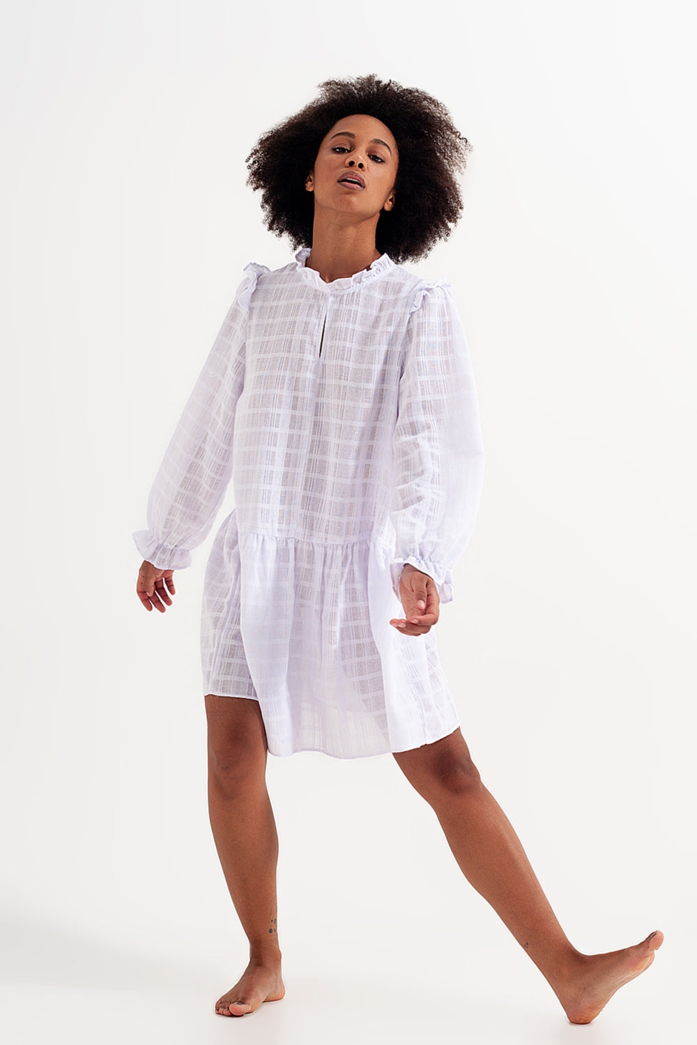 Vestido curto volumoso com folhos em branco