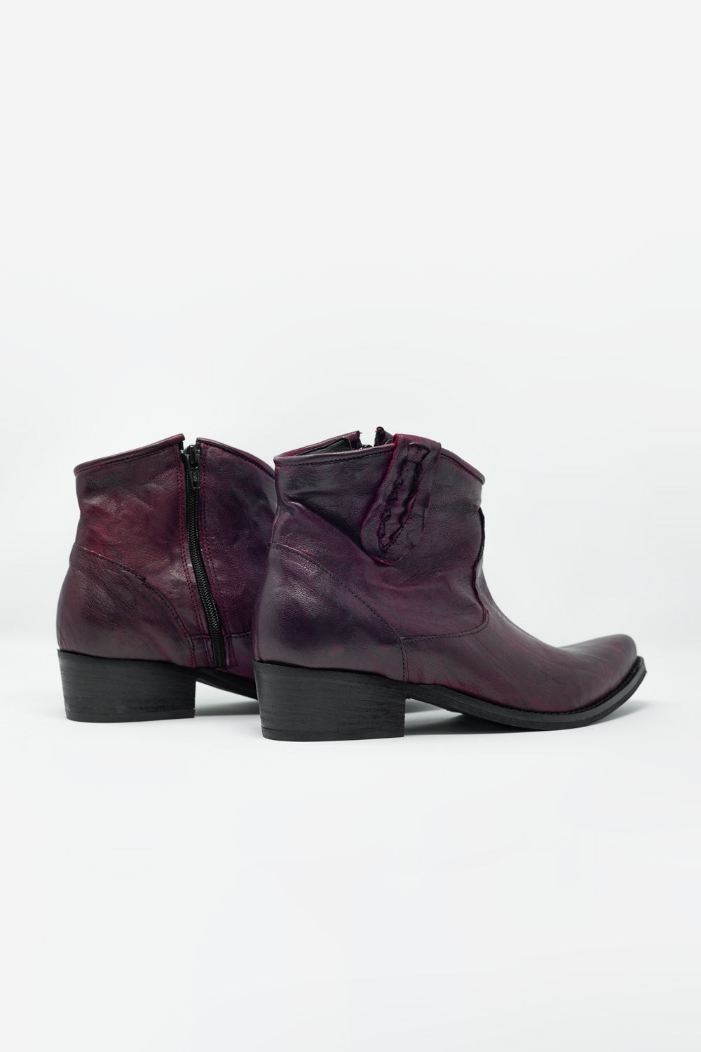 Botas estilo western em castanho com detalhe na lateral