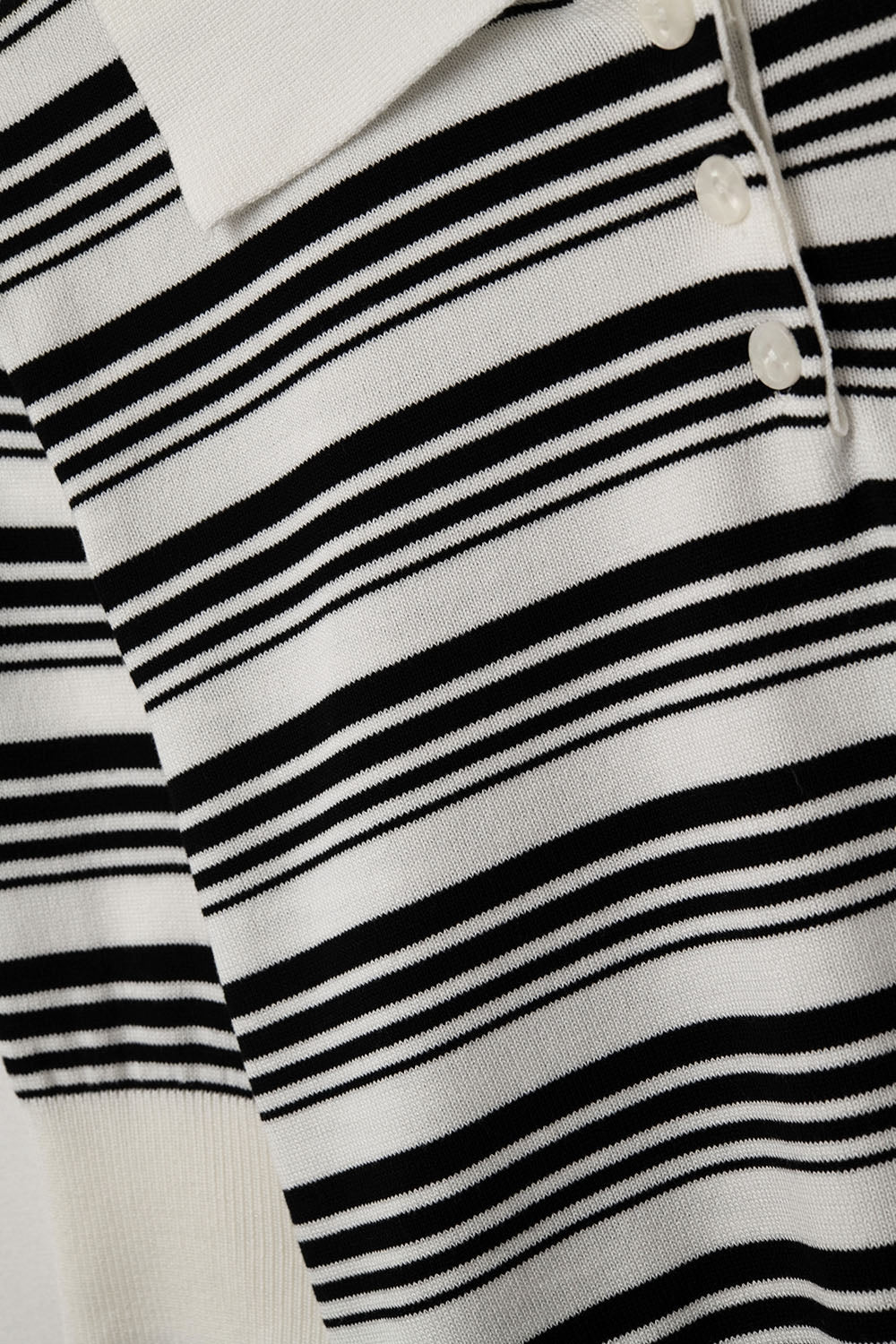 Camisola listrada branca e preta com gola polo