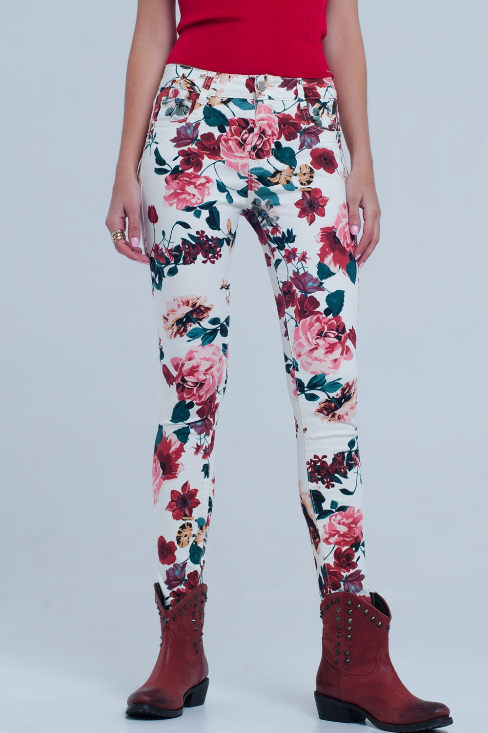 White jeans with roses print