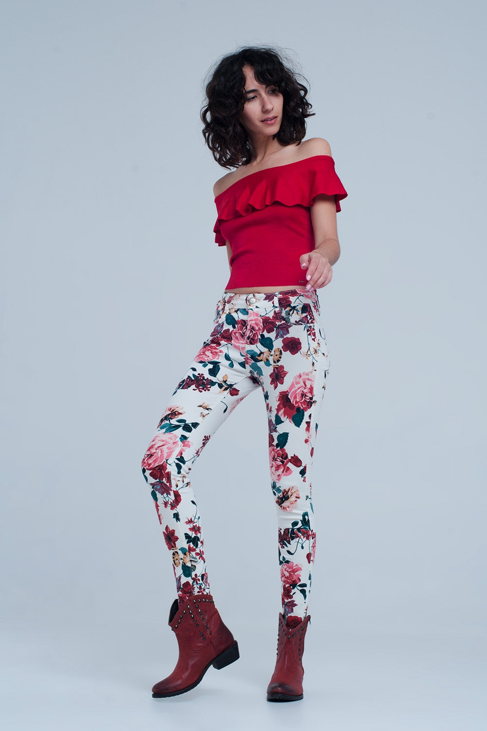 White jeans with roses print