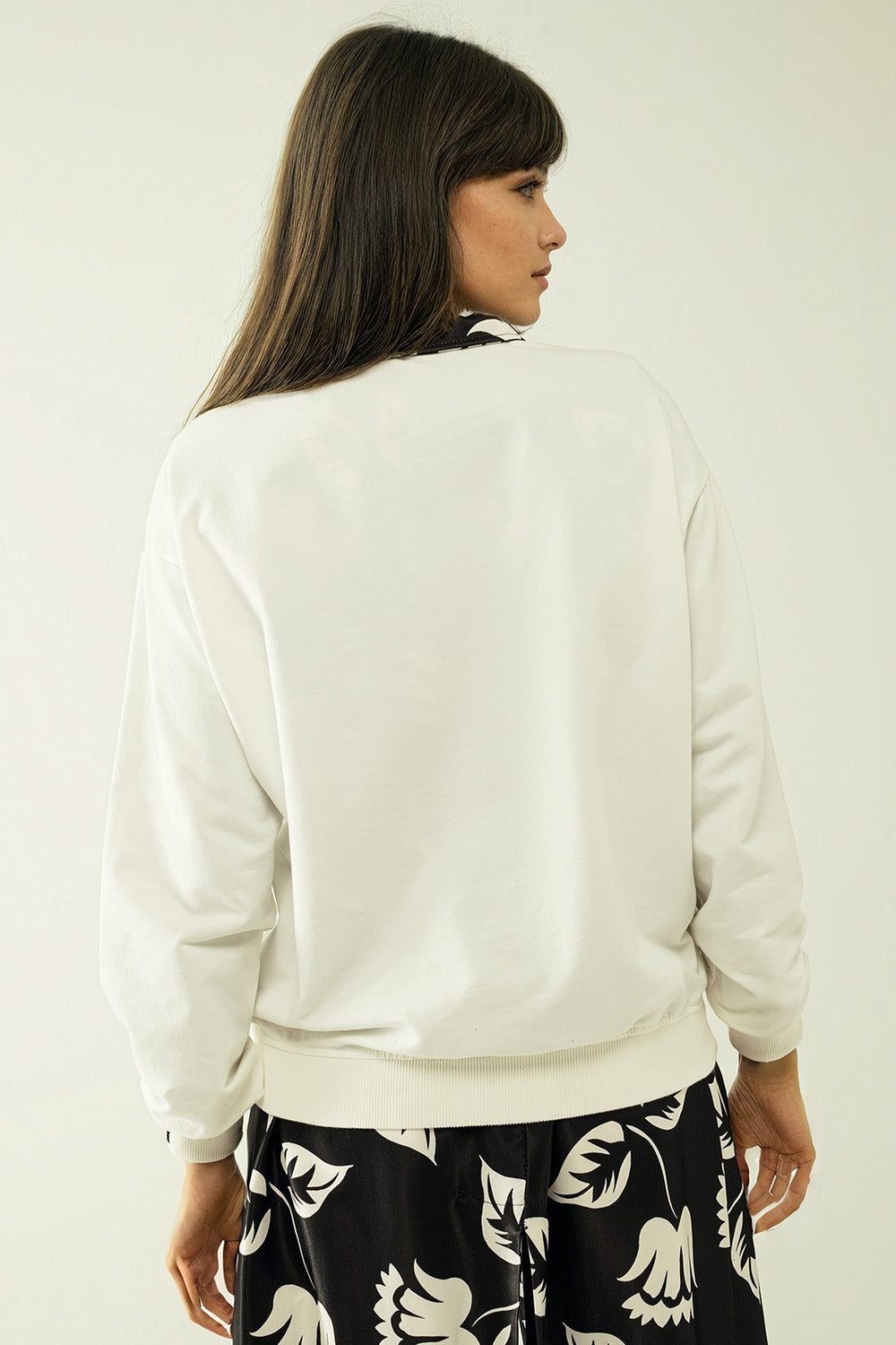 White long-sleeved round-neck sweatshirt with new york city printed