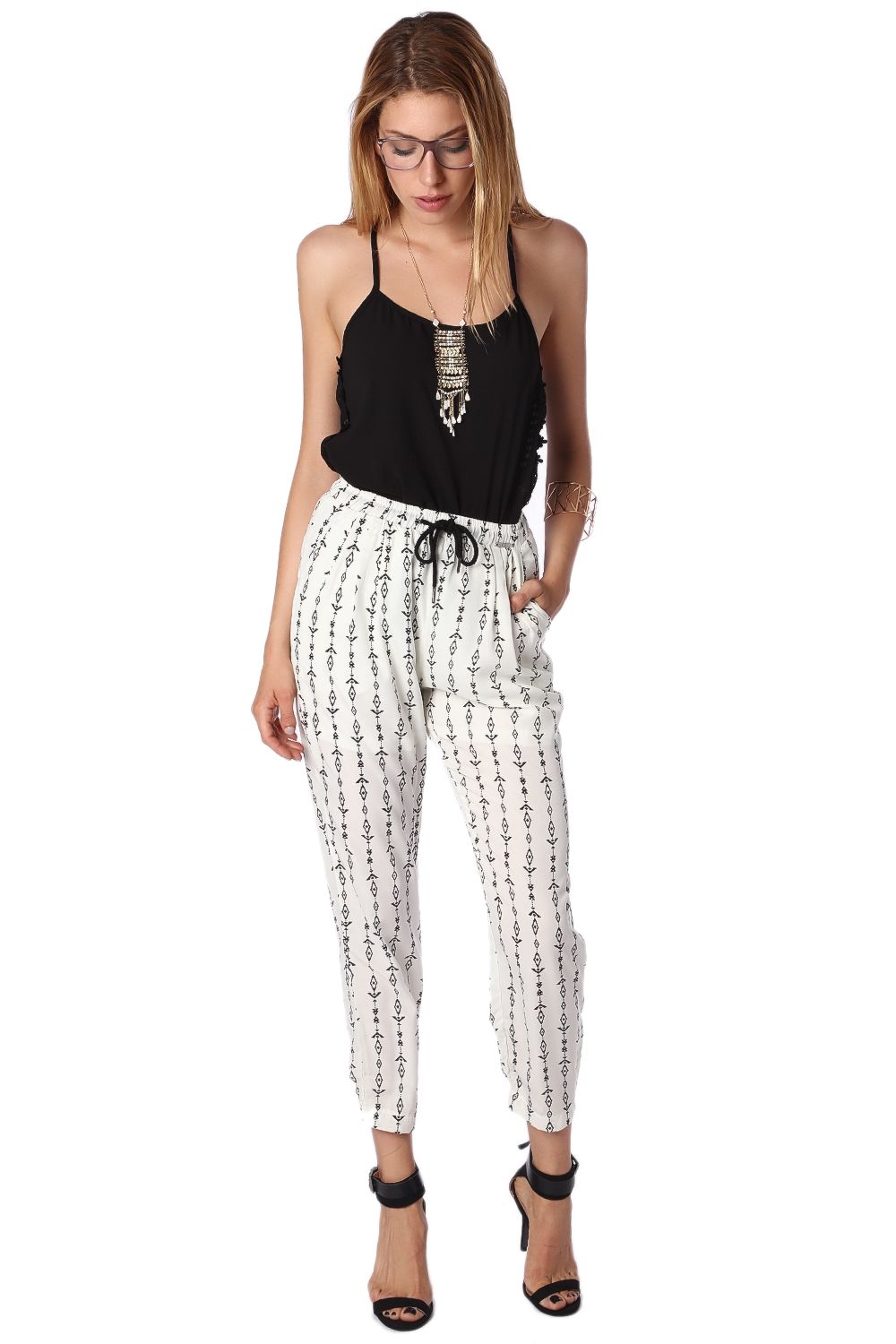 Calça creme com estampado geotribal contrastante