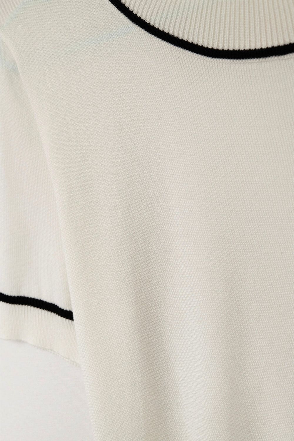 Blusa de malha branca de manga curta com detalhes contrastantes em preto