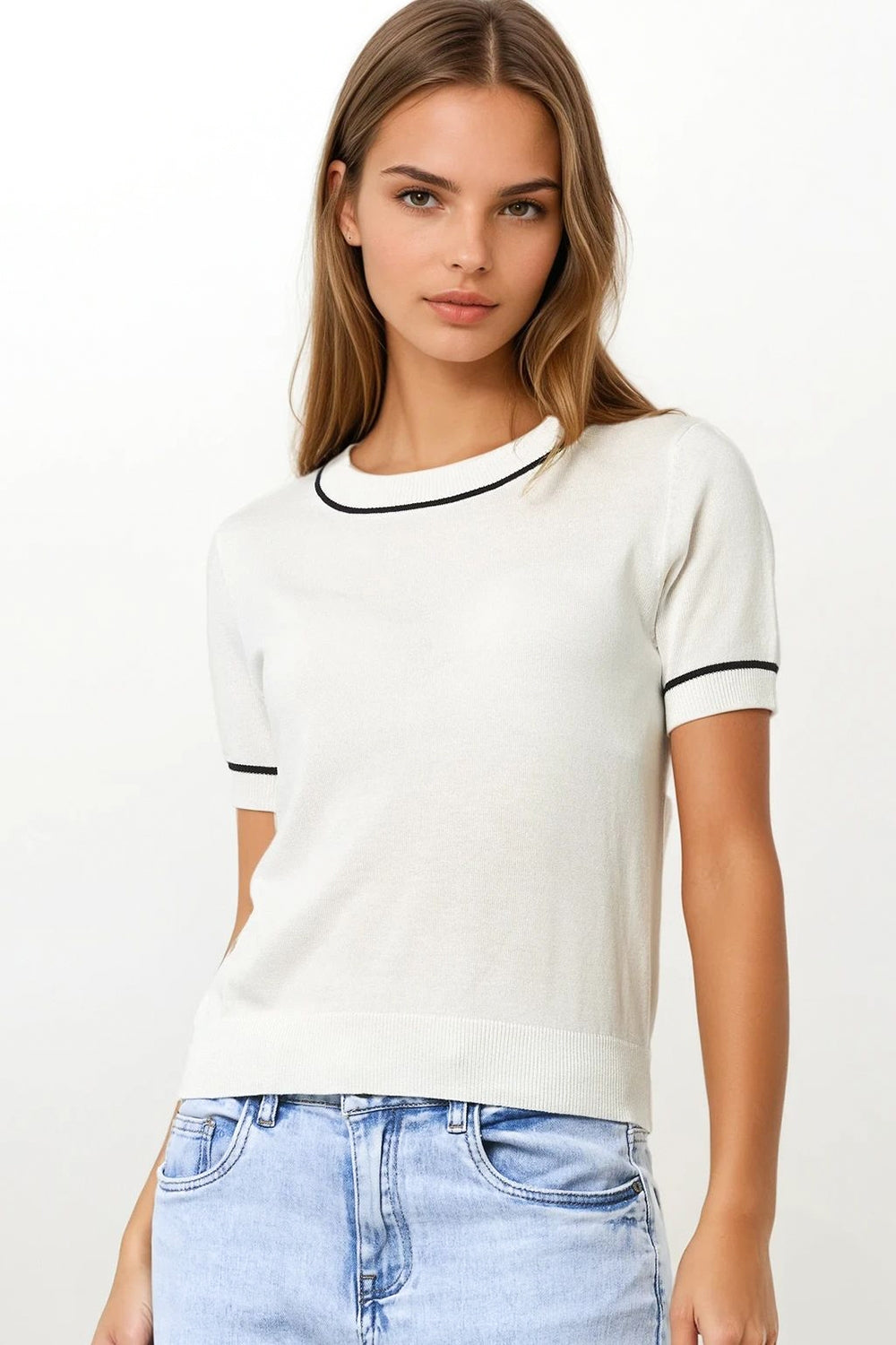 Blusa de malha branca de manga curta com detalhes contrastantes em preto