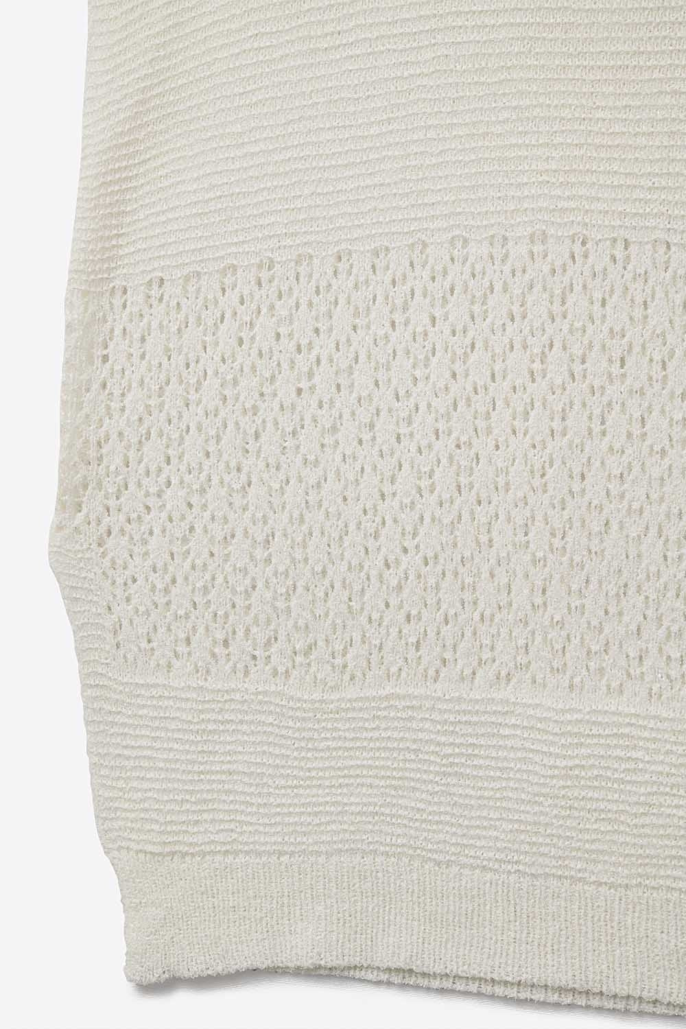 Camisola branca com malha aberta macia e mangas caídas