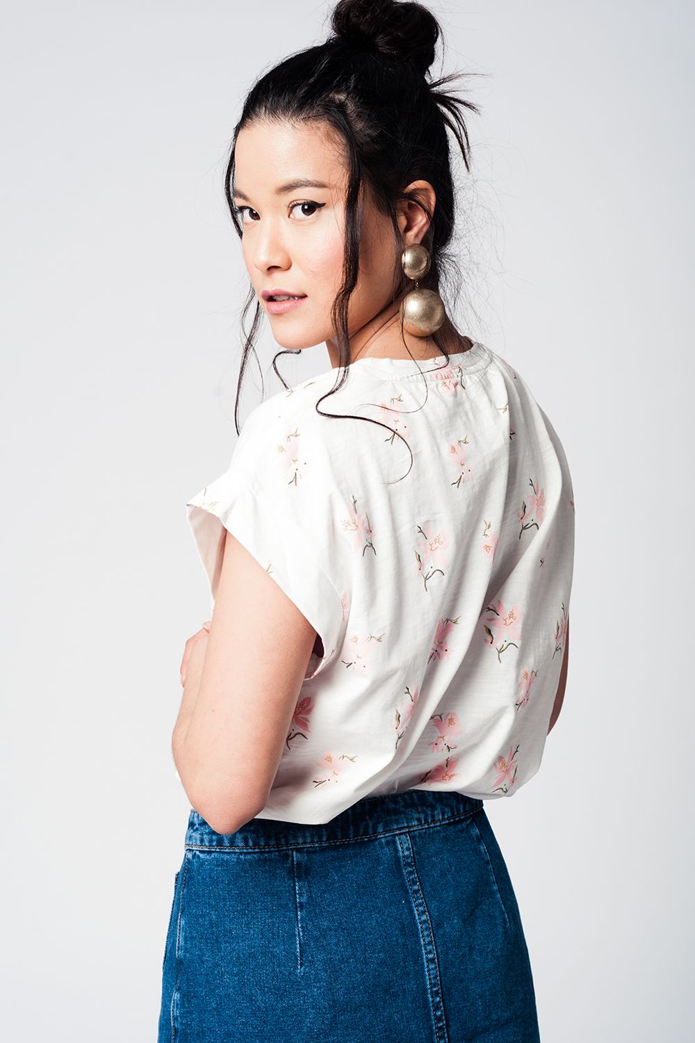 Q2 White T-shirt with floral print