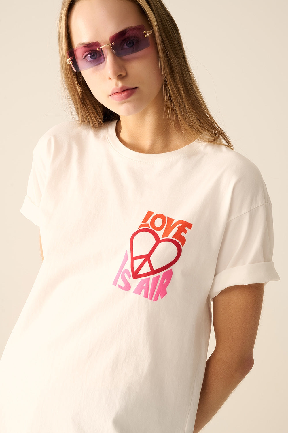 T-shirt branca com o logótipo Love is Air e Heart with Peace