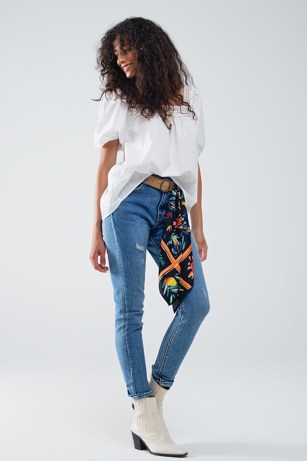 Blusa branca com decote quadrado e manga curta