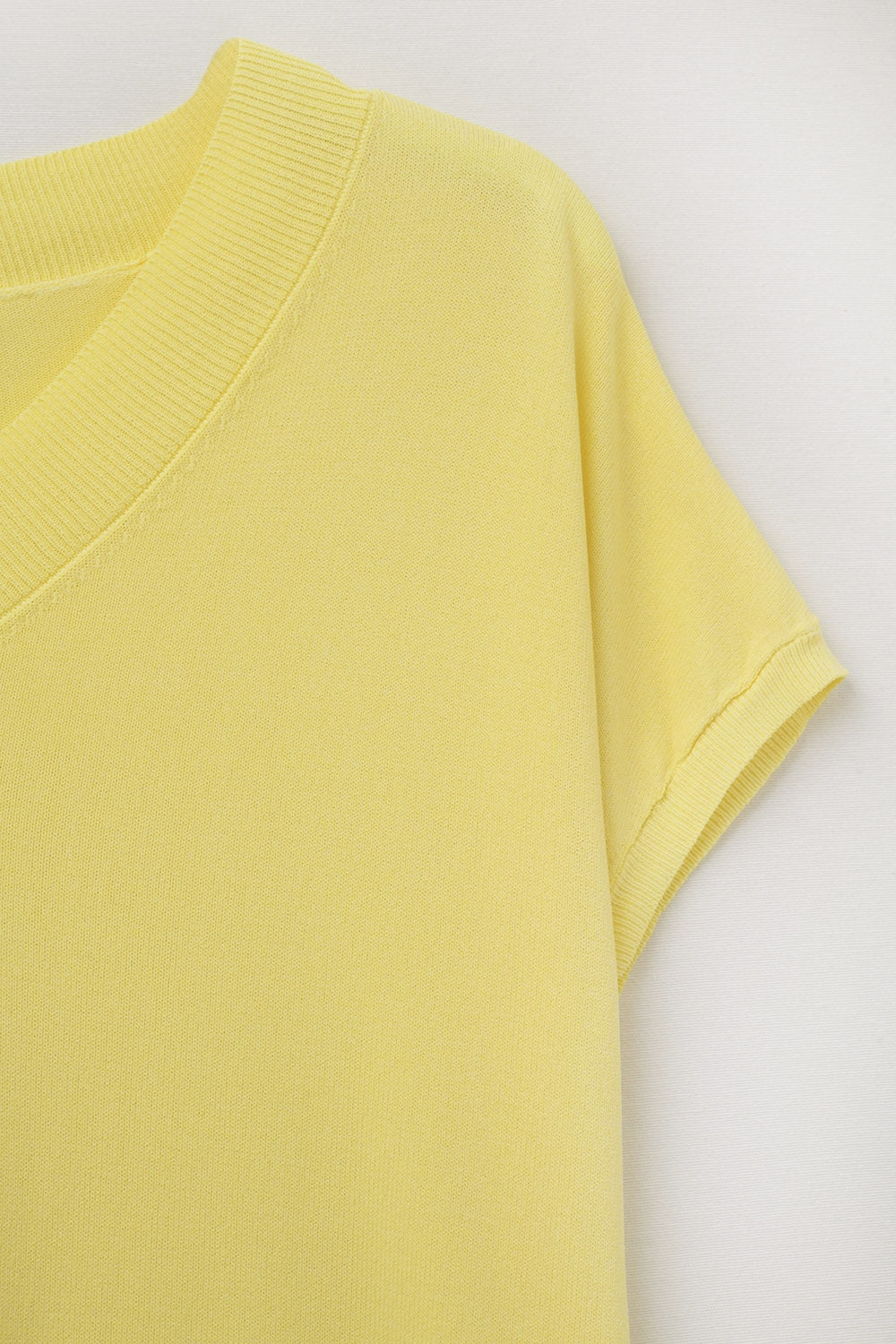 camisola amarela de malha fina com decote em V
