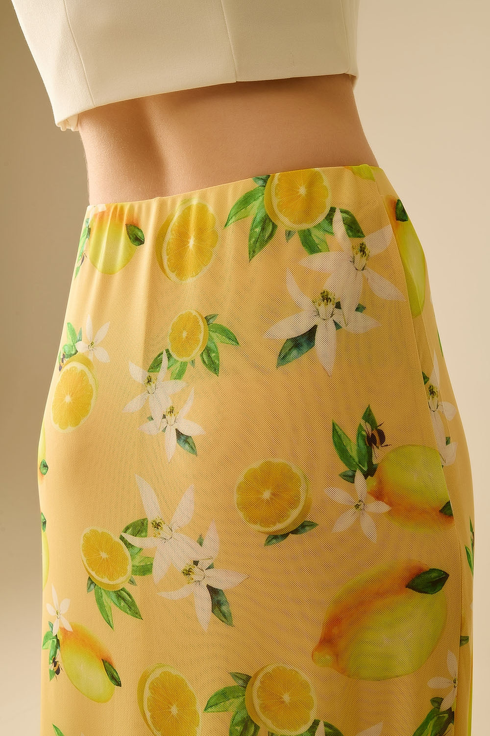 Yellow Fitted midi skirt with lemon print in mesh fabric
